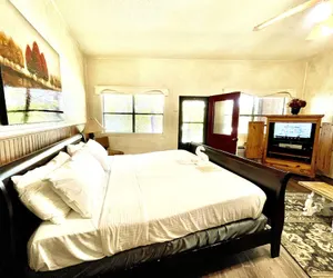 Photo 3 - King Studio with king bed, dining area, sleeper sofa and view of Lake Ouachita by RedAwning