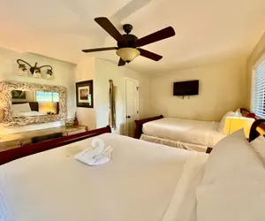 Photo 4 - Poolside Queen Cabana with two queen beds, full kitchen and pool access overlooking Lake Ouachita. by RedAwning