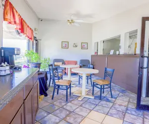 Photo 3 - Cozy Garden Inn By OYO Hwy 40 Richmond