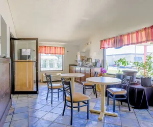 Photo 4 - Cozy Garden Inn By OYO Hwy 40 Richmond