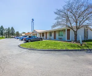 Photo 2 - Cozy Garden Inn By OYO Hwy 40 Richmond