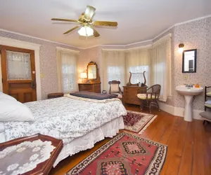 Photo 2 - Blooming Inn