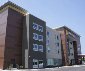 Photo 2 - La Quinta Inn & Suites by Wyndham Manchester / Arnold AFB