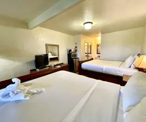 Photo 3 - Lake View Queen Guest Room With Two Queens, Sleeper Sofa And Deck Overlooking Lake Ouachita. 1 Bedroom Hotel Room by RedAwning