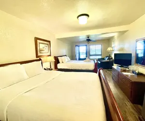 Photo 5 - Lake View Queen Guest Room With Two Queens, Sleeper Sofa And Deck Overlooking Lake Ouachita. 1 Bedroom Hotel Room by RedAwning