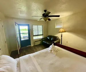 Photo 4 - Lake View Queen Guest Room With Two Queens, Sleeper Sofa And Deck Overlooking Lake Ouachita. 1 Bedroom Hotel Room by RedAwning