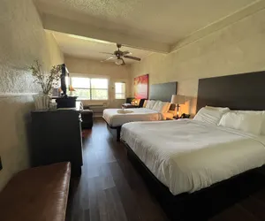 Photo 2 - Mountain Harbor Queen Guest Room on Lake Ouachita by RedAwning