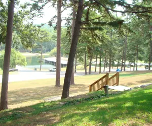 Photo 2 - Mountain Harbor Queen Guest Room on Lake Ouachita by RedAwning