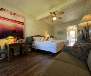 Photo 5 - Mountain Harbor Queen Guest Room on Lake Ouachita by RedAwning