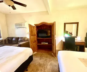 Photo 5 - Lake View Queen Guest Room With Two Queens, Sleeper Sofa And Patio Overlooking Lake Ouachita. 1 Bedroom Hotel Room by RedAwning