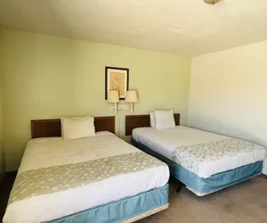 Photo 2 - Budget INN