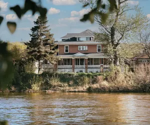 Photo 2 - Goldsmith's Riverfront Inn