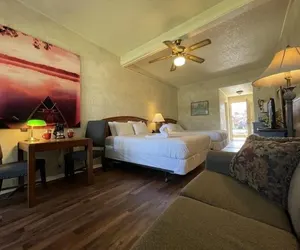 Photo 5 - Mountain Harbor Queen Guest Room on Lake Ouachita by RedAwning