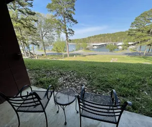 Photo 2 - Mountain Harbor Queen Guest Room on Lake Ouachita by RedAwning