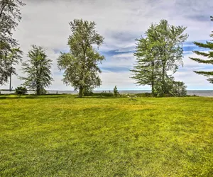 Photo 2 - Cozy Houghton Lake Vacation Rental w/ Fireplace!