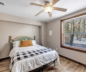 Photo 5 - Mader Haven Across From The Lake 5 Bedroom Home by RedAwning