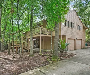 Photo 2 - Cozy Woodlands Townhome w/ Deck Near Market Street