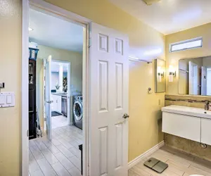 Photo 5 - Sunny Santa Ana Rental Home Near Disneyland!