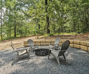 Photo 5 - Stylish Cabin by Beavers Bend: Hot Tub & Fire Pit