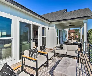 Photo 2 - Picturesque Moses Lake House w/ Boating Dock