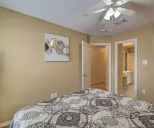 Photo 2 - 2,500 Sq Ft Townhome - Walk to Central River Oaks!