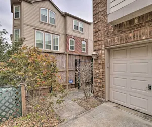 Photo 5 - 2,500 Sq Ft Townhome - Walk to Central River Oaks!