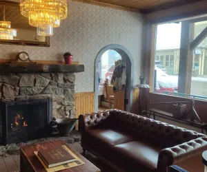 Photo 3 - The Hand Hotel Bed & Breakfast