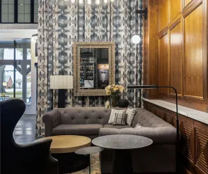 Photo 2 - The Louis Hotel