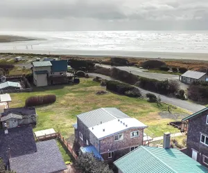 Photo 5 - Coastal Retreat: Deck, Ocean Views + Walk to Beach