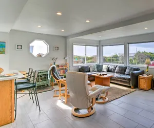 Photo 4 - Coastal Retreat: Deck, Ocean Views + Walk to Beach
