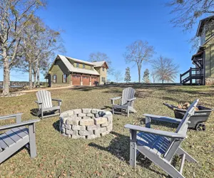 Photo 3 - Home Located on the Shoreline of Lay Lake!