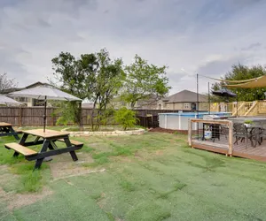 Photo 5 - Home w/ Game Room & Hot Tub, 1 Mi to Seaworld