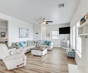 Photo 5 - Beachfront Retreat With 2 Decks, Patio & Views!