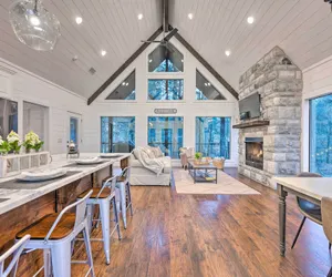 Photo 3 - Modern Cabin w/ Hot Tub: 1 Mi From Hochatown!