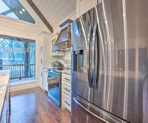 Photo 2 - Modern Cabin w/ Hot Tub: 1 Mi From Hochatown!