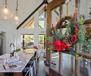 Photo 5 - Modern Cabin w/ Hot Tub: 1 Mi From Hochatown!