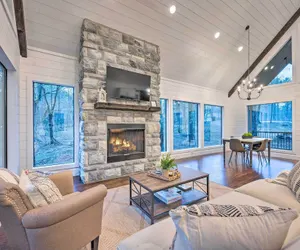 Photo 4 - Modern Cabin w/ Hot Tub: 1 Mi From Hochatown!