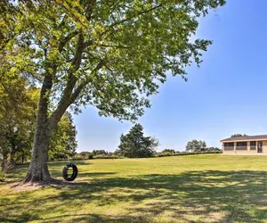 Photo 2 - Pet-friendly Efficiency Cottage w/ Pool!