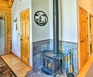 Photo 5 - Pet-friendly Jefferson Cabin w/ Deck & Views!