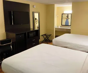 Photo 5 - Days Inn by Wyndham Troy IL