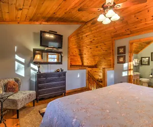 Photo 4 - 'cozy Nest' Gatlinburg Cabin w/ Porch & Jacuzzi!