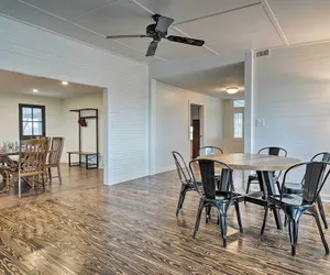 Photo 2 - Pet-friendly Schulenburg Farmhouse w/ Pool!