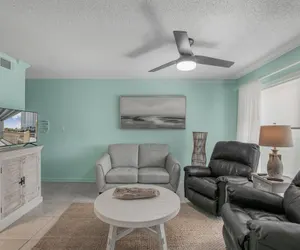 Photo 2 - One Bedroom Gulf Shores Condo With Beach Access