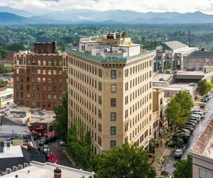 Photo 2 - Flat Iron Hotel