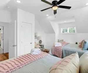 Photo 4 - Stunning Home With Hot Tub - Walk to Main