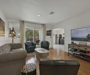 Photo 2 - Elegant and Stylish Glenmoor Abode - 5 min to Town