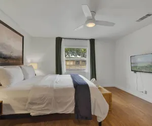 Photo 5 - Elegant and Stylish Glenmoor Abode - 5 min to Town