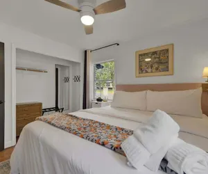 Photo 4 - Elegant and Stylish Glenmoor Abode - 5 min to Town