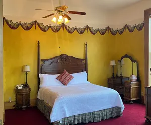 Photo 5 - Decker Hotel & Bar