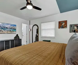 Photo 5 - Eclectic Fun Haus With Hot Tub - 3 Min Drive to Main